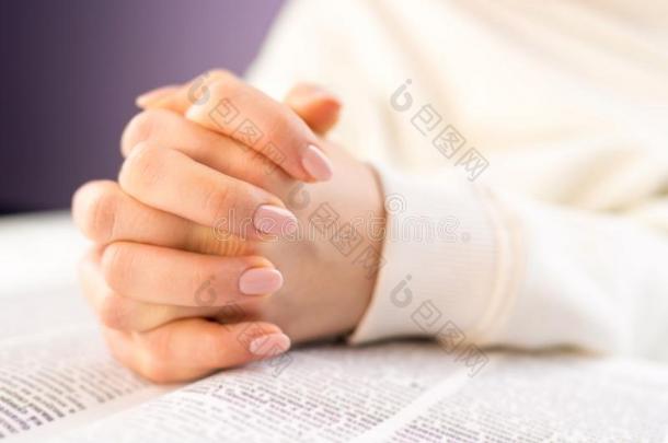 变得难以辨认的女人阅读大的书-神圣的圣经和祈祷.