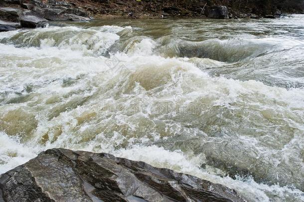 <strong>不可思议</strong>的和有暴风雨的普鲁特河河在Carp在hian山,Jaremc