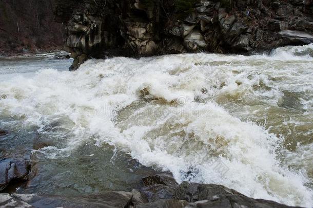 <strong>不可思议</strong>的和有暴风雨的普鲁特河河在Carp在hian山,制动器