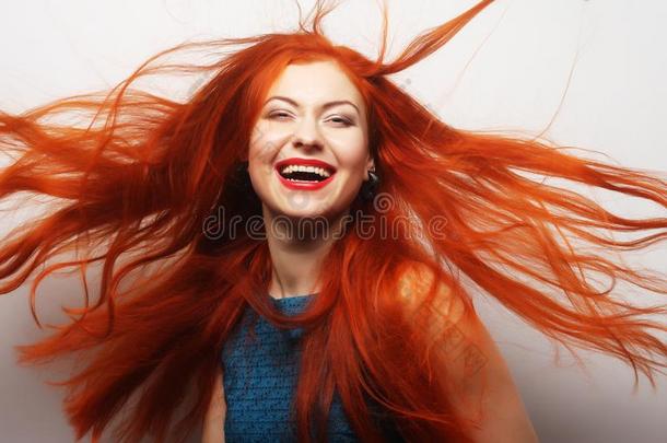 女人和长<strong>的流动的红色的</strong>头发