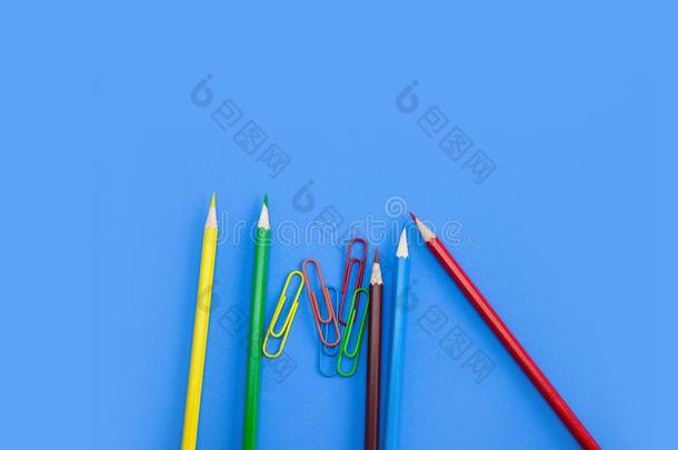 学校日用品概念,许多-有色的铅笔和剪向blue蓝色