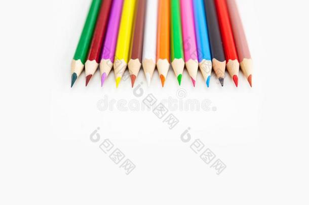 颜色<strong>绘画</strong>日<strong>用品</strong>,颜色ful彩色蜡笔或粉笔铅笔向白色的后座议员