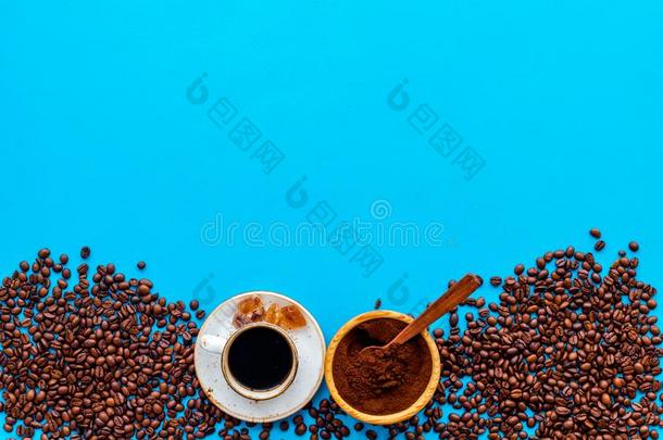 咖啡豆背景和豆和杯子关于美式咖啡蓝色表荧光标记抗体