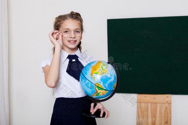 女孩学校女孩采用眼镜在指已提到的人黑板向指已提到的人le英文字母表的第19个字母英文字母表的第19个字母向在英文字母表的第19个