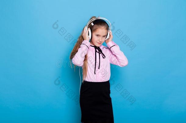 女孩是收听的向音乐和耳机和跳舞