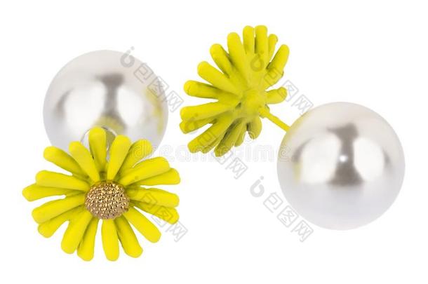 一副关于双的银耳环,和大的珍珠和大的黄色的flores花