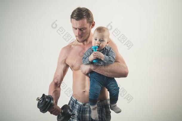 适合<strong>和</strong>肌肉的.<strong>父亲和儿子</strong>建造二头肌三头肌.<strong>父亲</strong>一
