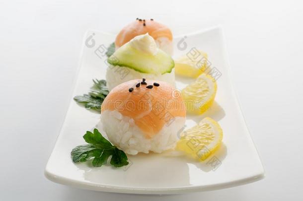 鲑鱼和黄瓜寿司杂乱或Temarizushi