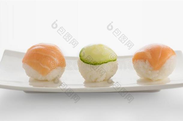 鲑鱼和黄瓜寿司杂乱或特玛里祖西