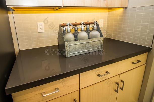 六赛尔脱兹矿泉水瓶子装饰现代的厨房柜台