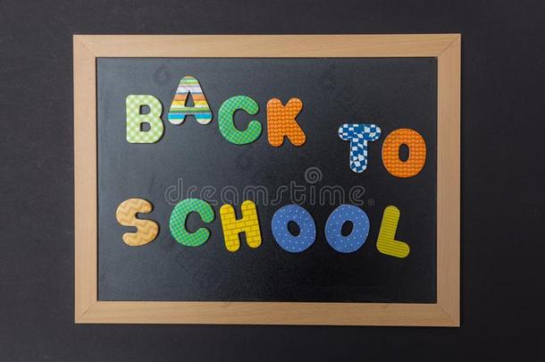 黑的黑板和木制的框架,文本背向学校采用颜色