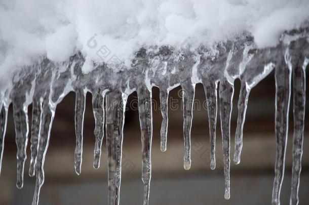 冰柱和雪向屋顶特写镜头.冬天气c向cept.结冰
