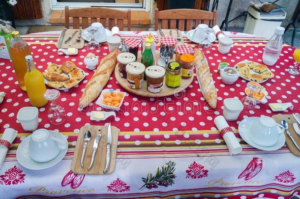 典型的法国的早餐采用普罗旺斯.表和红色的桌布,
