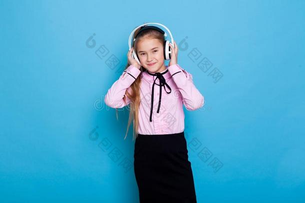 女孩是收听的向音乐和耳机和跳舞