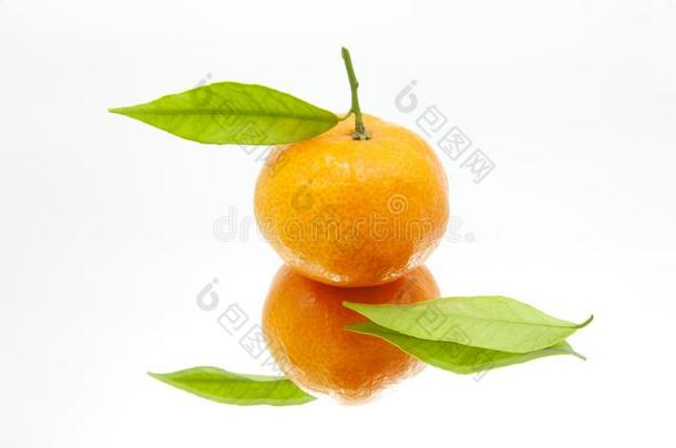 num.一<strong>柑橘</strong>和树叶向白色的背景向镜子