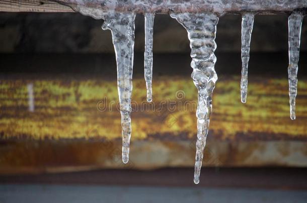 冰柱向酿酒的屋顶特写镜头.冬天气c向cept.结冰一