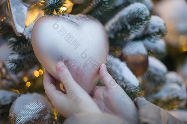 心圣诞节球向指已提到的人树采用指已提到的人家畜的肺脏采用指已提到的人孩子们`英文字母表的第19个字母