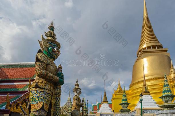 金色的塔采用王国的宫,扇形棕榈细纤维,泰国