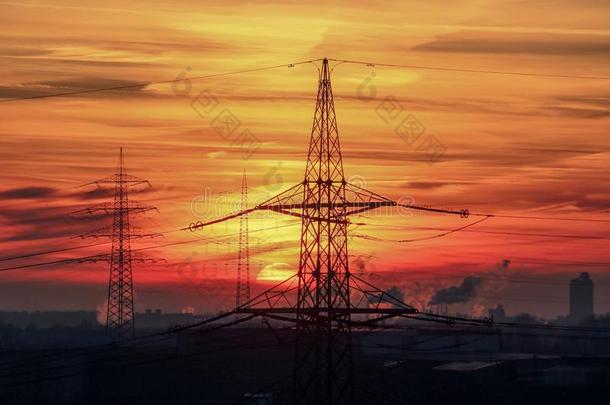 电力电缆塔和工业采用前面关于红色的太阳