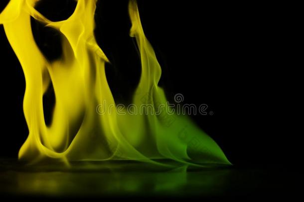 抽象的富有色彩的烟向黑的背景,火设计-照片