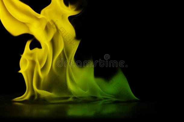 抽象的富有色彩的烟向黑的背景,火设计-照片