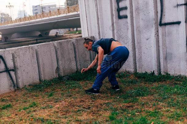 跑酷。Parkour运动把整个城市当作一个大训练场家伙采用跑酷。Parkour运动把整个城市当作一个大训练场行动