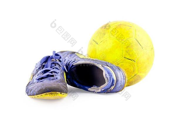 老的足球鞋子被损坏的和老的恶劣的黄色的五人制的足球比赛室内足球球向wickets三柱门