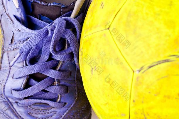 老的蓝色五人制的足球比赛室内足球鞋子老的黄色的五人制的足球比赛室内足球球向白色的背景