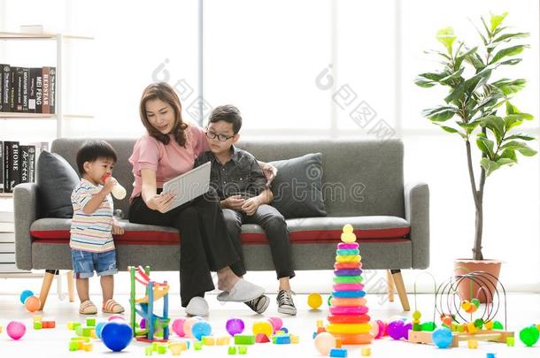 亚洲人家庭在空闲时间