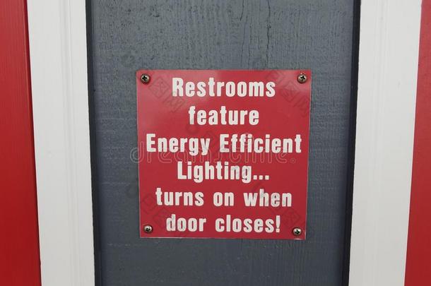 红色的公共洗手间特征能量有效率的照明使转动向什么时候dieseloilodor柴油气味