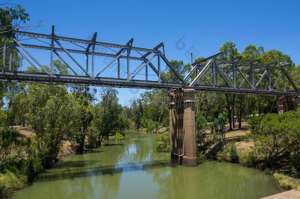 指已提到的人钢铁路桥穿过指已提到的人小的湖采用祖母绿,女王