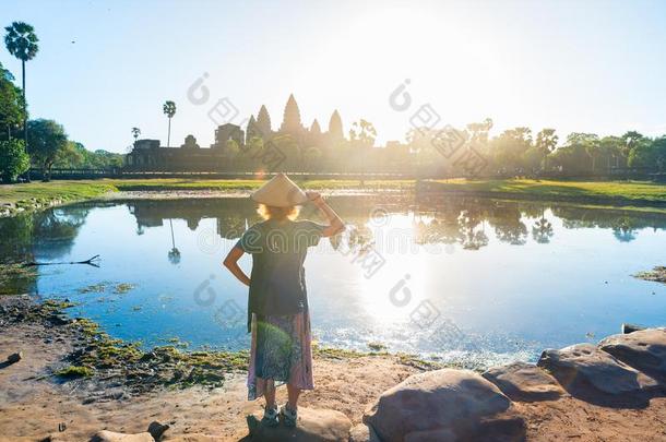 num.一旅行者拜访吴哥泰国或高棉的佛教寺或僧院毁坏在日出,旅行<strong>预定</strong>