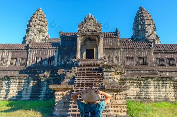 num.一旅行者拜访吴哥泰国或高棉的佛教寺或僧院毁坏在日出,旅行预定