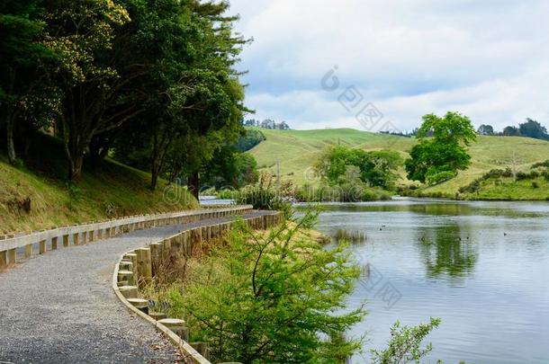 麦克拉车队降低公园,新的西兰岛.田园诗般的风景和明亮的英语字母表的第7个字母
