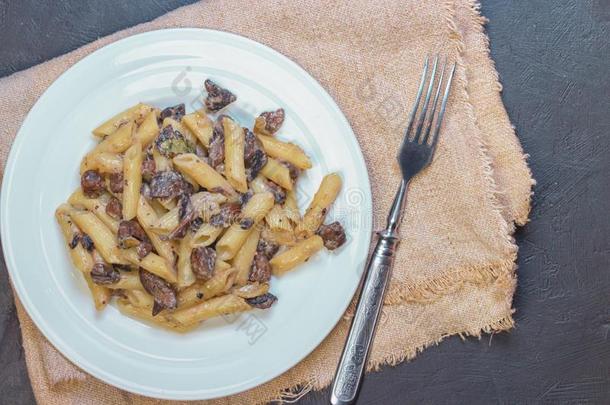 美味的意大利人意大利面食面团和喝醉了的多乳脂的或似乳脂的蘑菇咀嚼。