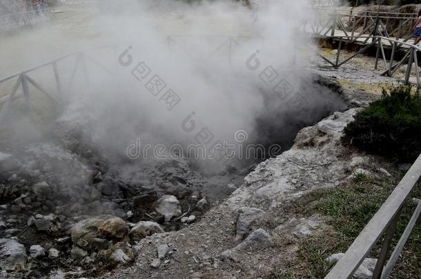 间歇喷泉,火山喷火山口热的春喷气孔起泡吸烟我