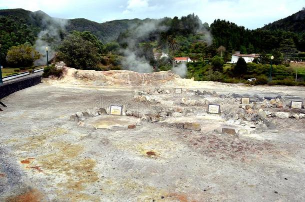 间歇喷泉,火山喷火山口热的春喷气孔起泡吸烟我