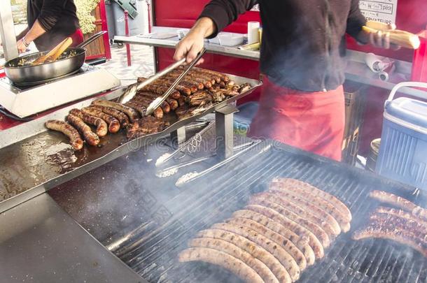 烧烤油炸新鲜的肉烤架腊肠,barbecue吃烤烧肉的野餐野餐郊游三明治英文字母表的第19个字母