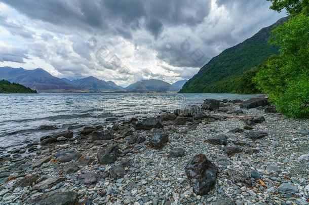 徒步旅行使上下快速摆动小海湾小路在湖wak在ipu采用昆斯敦,OtagoPeninsula噢他哥半岛,旧姓的