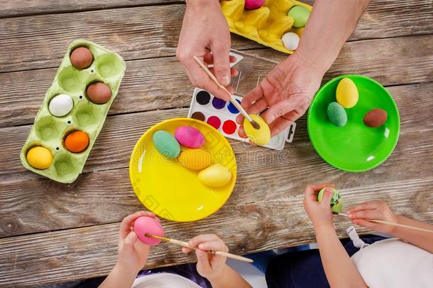 复活节.一幸福的家庭愿意颜料卵和得到准备好的为复活节