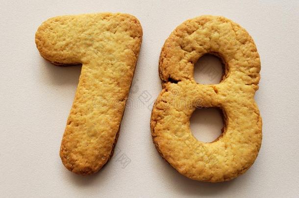 饼干形成数字七十num.八和白色的背景