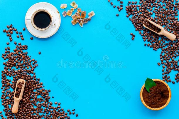 咖啡豆背景和豆和杯子关于美式咖啡蓝色表荧光标记抗体