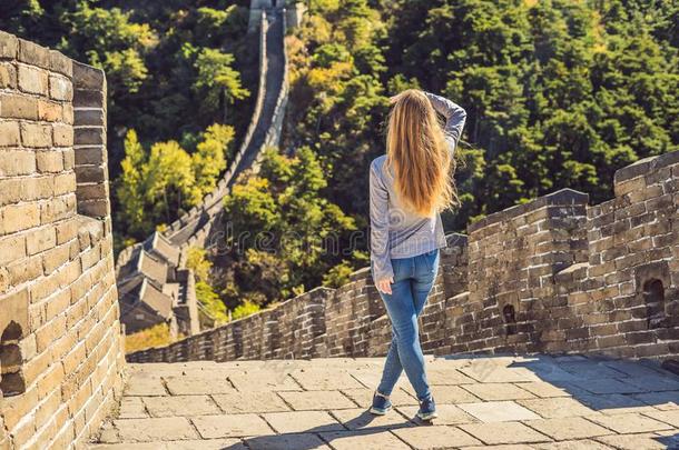幸福的欢乐的快乐的旅行者女人在Gre在墙关于<strong>中国</strong>人名