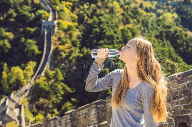 幸福的欢乐的快乐的旅行者女人在Gre在墙关于中国喝