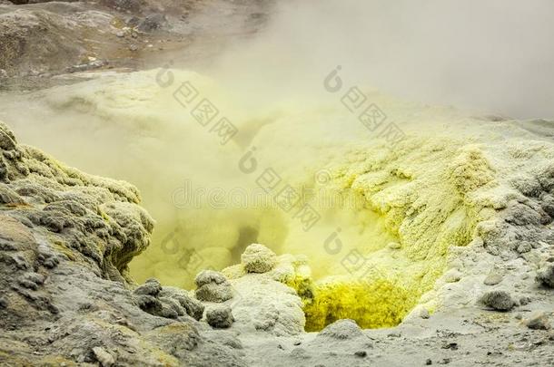 冒热气的,硫的,积极的富马洛在近处火山穆特诺夫斯基,卡姆