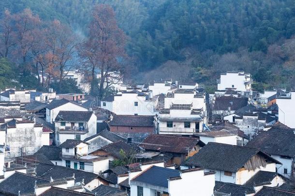 美丽的乡村采用晚的秋