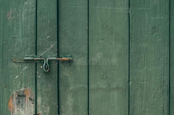 指已提到的人老的和生锈的<strong>门门</strong>闩和锁向绿色的木制的门.黑暗的
