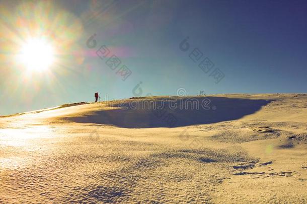 登山者向下雪的阿尔蒂西莫山顶采用意大利