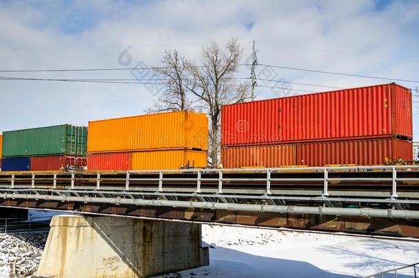 货运火车经过的越过一R一ilw一y桥向一和煦的：照到阳光的冬D一