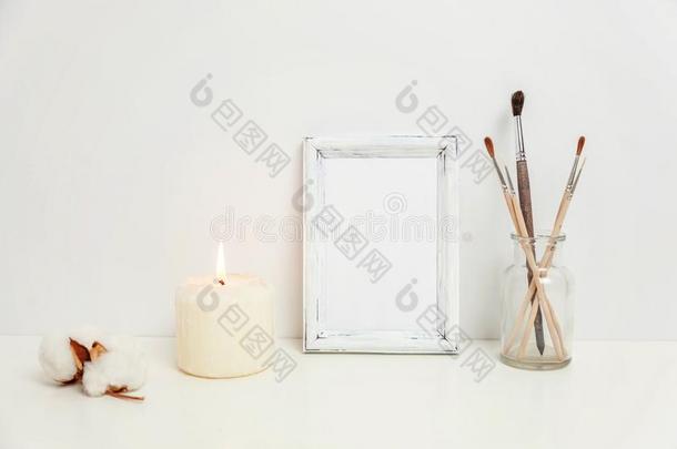 垂直的框架假雷达和蜡烛,刷子,装饰瓶在近处白色的墙